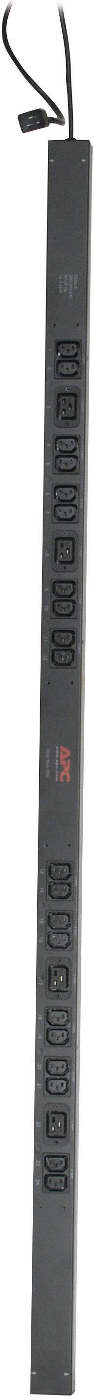 Schwarze Steckdosenleiste mit mehreren Steckplätzen und einem Ein-/Ausschalter. Ein Stecker ist an der Leiste angeschlossen.