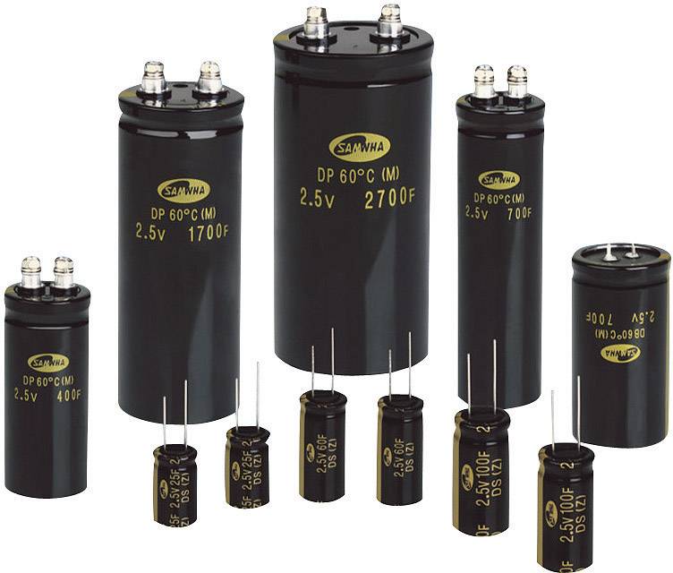 Eine Sammlung von schwarzen Elektrolytkondensatoren in verschiedenen Größen mit Aufschriften, die auf Kapazität und Spannung hinweisen.