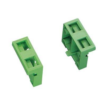Zwei grüne Kunststoffteile, die wie Stecker- oder Verbindergehäuse aussehen, isoliert auf weißem Hintergrund.