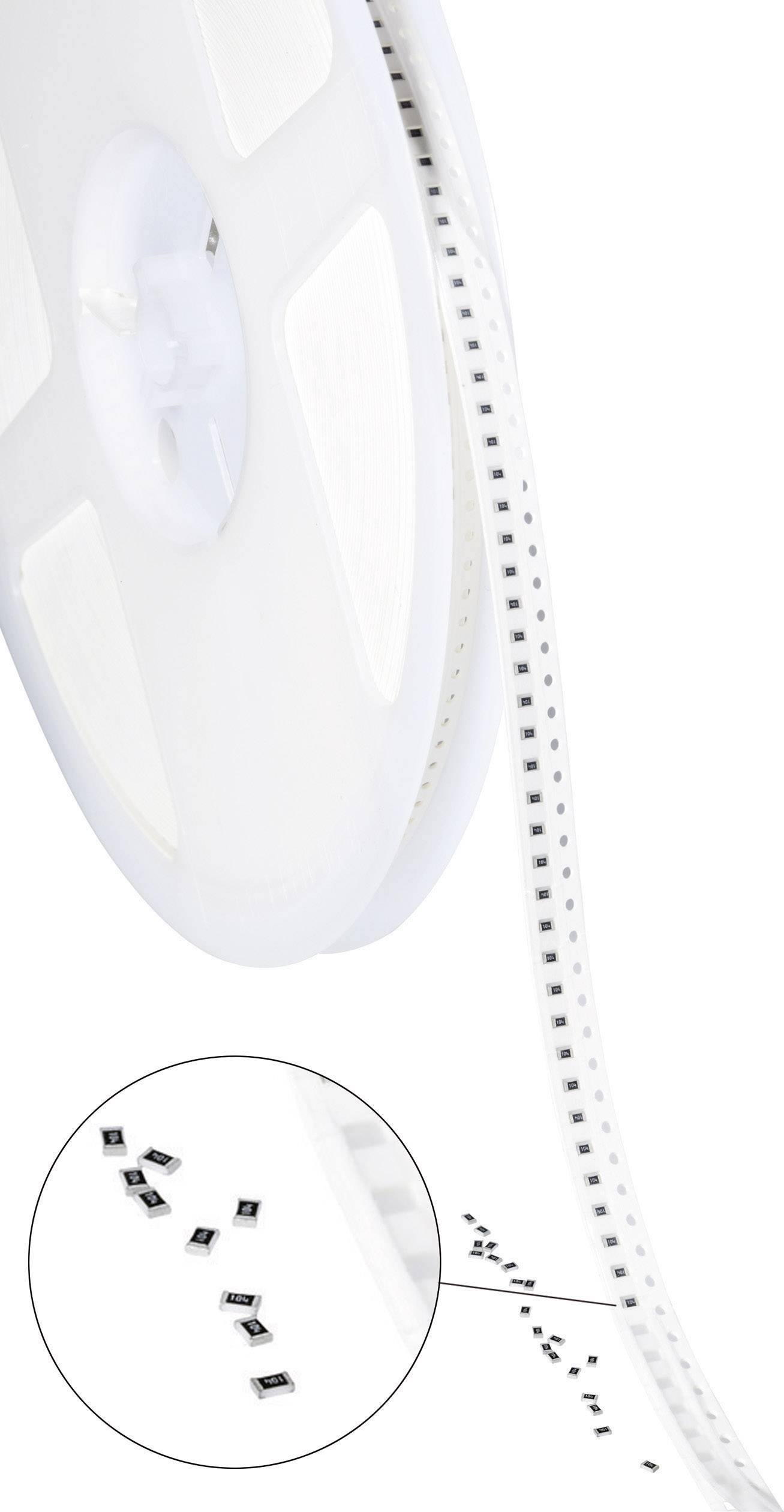Eine Rolle mit elektronischen Bauteilen, die in einem transparenten Band verpackt sind. Eine Vergrößerung zeigt kleine, schwarze Komponenten.