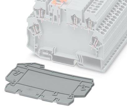 Eine graue Abdeckplatte liegt vor einem transparenten, mehrstöckigen elektrischen Anschlussblock mit mehreren Steckplätzen.