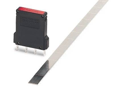 Ein schwarzer elektronischer Steckverbinder mit vier Pins neben einer Metallleiste mit quadratischen Segmenten.