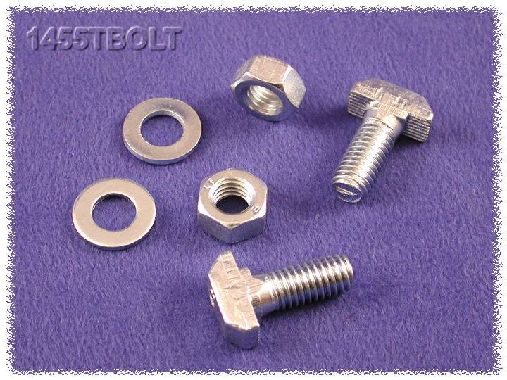 Sechs Metallteile auf blauem Hintergrund: Zwei Schrauben, eine Mutter und zwei Unterlegscheiben. Oben links steht '1455TBOLT'.