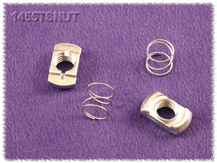 Drei rechteckige Muttern mit Spiralfedern auf lila Hintergrund. Eine Mutter ist mit einem runden Loch versehen.