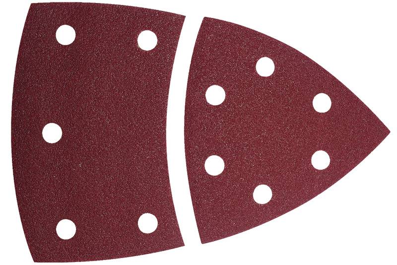 Zwei rote Schleifpapierblätter mit Lochmuster auf weißem Hintergrund, eines trapezförmig, das andere dreieckig.