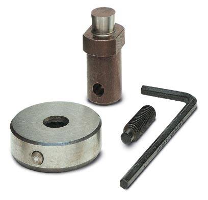 Werkzeugsatz bestehend aus einem runden Metallstück mit Loch, einem zylindrischen Metallstift und zwei Inbusschlüsseln auf weißem Hintergrund.