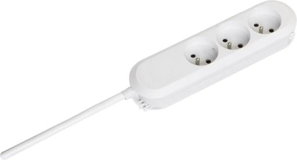 Eine weiße Dreifachsteckdose mit angeschlossenem Kabel; geeignet für den Anschluss mehrerer elektrischer Geräte.