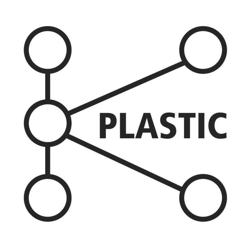 'Plastic'-Logo neben schematischer Darstellung eines Moleküls mit fünf verbundenen Kreisen, symbolisiert Kohlenstoffketten.