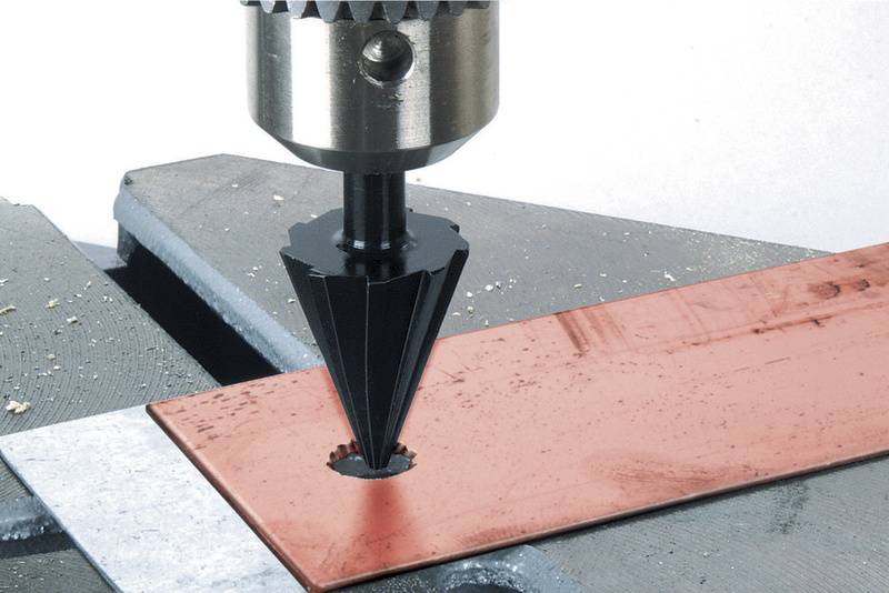 Bohrer bohrt Loch in dünnes Metallblech.