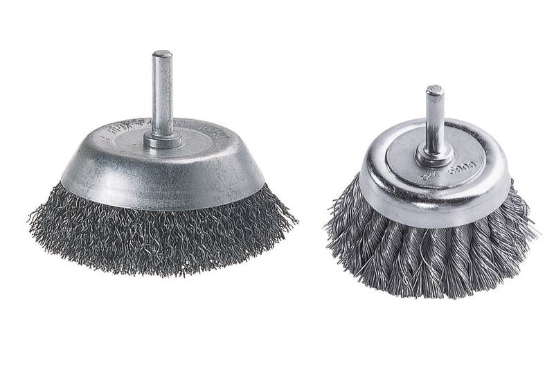 Zwei Drahtbürstenaufsätze aus Metall, links flacher Kegelschaft, rechts zylindrischer Schaft, zur Reinigung oder Rostentfernung.