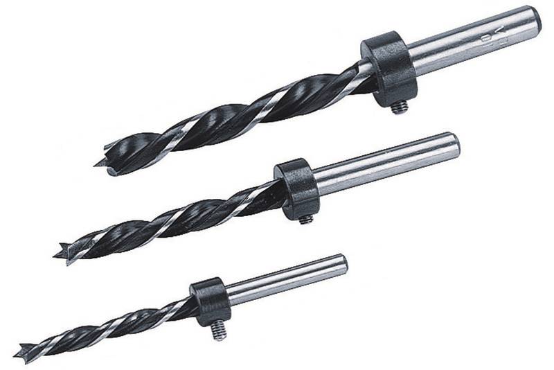 Drei Bohrer in unterschiedlichen Größen mit scharfen Spiralbohrern und glatten Schäften, auf weißem Hintergrund dargestellt.