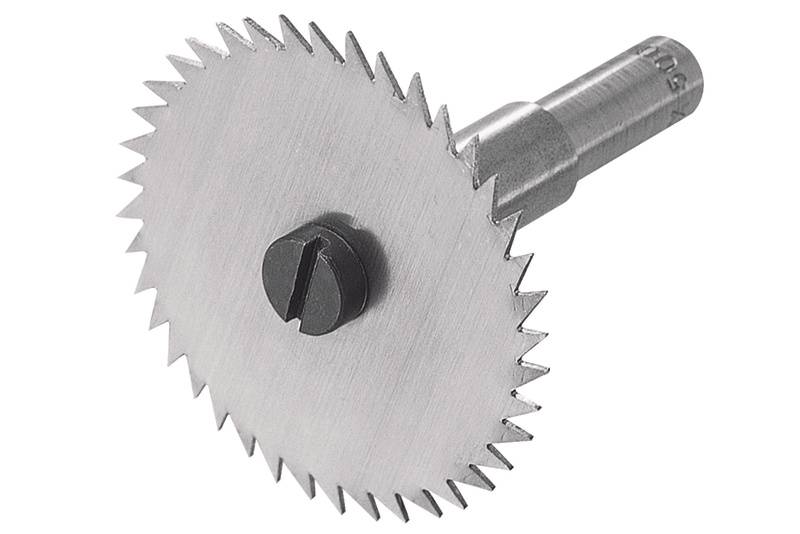 Metallsägeblatt mit gezackten Kanten, montiert auf einem zylindrischen Metallschaft, geeignet für präzise Schneidarbeiten.
