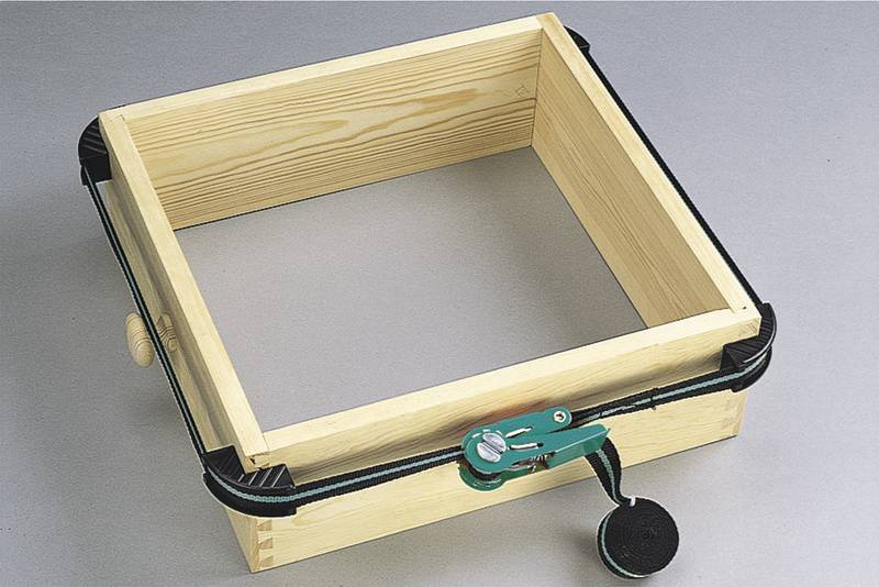 Holzrahmen mit Handkurbelmechanismus an der Seite.