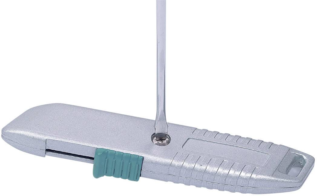 Silbernes Universalmesser mit herausfahrbarer Klinge und grünem Schieber.