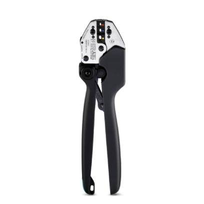 Eine Metallzange mit schwarzen Griffen, möglicherweise ein Werkzeug zum Crimpen von Kabelverbindungen. Sie hat ein robustes Design.