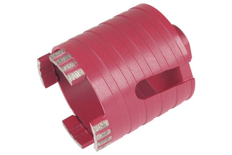 Roter diamantbeschichteter Bohrkernaufsatz für Beton, mit geriffelter Oberfläche und seitlichen Schlitzen.