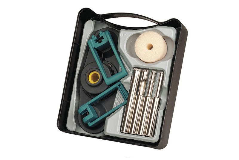 Werkzeugset in schwarzer Box: Diverse Metall- und Kunststoffelemente, darunter Aufsätze und Halterungen, zur Reparatur von Smartphones.