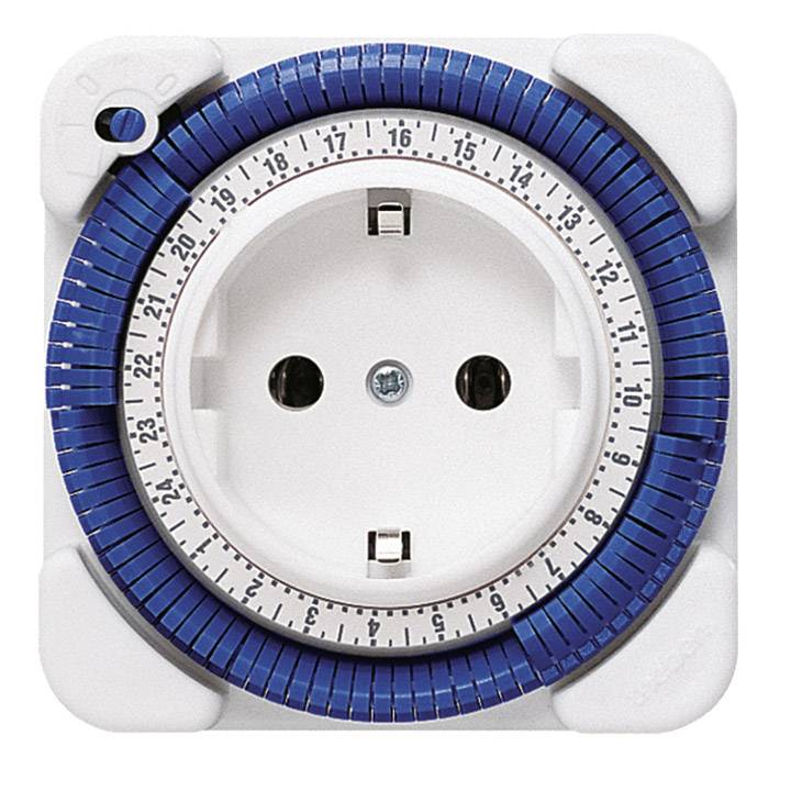 Steckdose mit blauer Zeitschaltuhr, Zahlen von 1 bis 24 für Stunden. Wird verwendet, um elektrische Geräte zeitlich ein- oder auszuschalten.