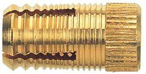 Messingfarbenes Metallteil mit Gewinde und geriffeltem Rand, möglicherweise ein Dübel oder eine Buchse, mit gezahnter Öffnung.