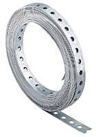 Ein Metallband mit Löchern, aufgerollt in einer Spule. Es wird häufig in der Bauindustrie zur Befestigung oder Montage verwendet.