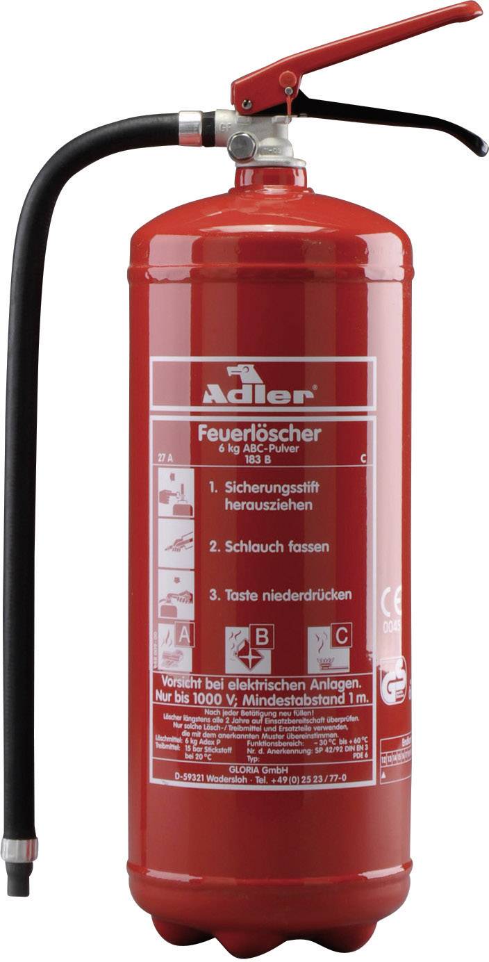 Ein roter Feuerlöscher mit schwarzem Schlauch. Etikett beschreibt 'Feuerlöscher' und enthält Anweisungen zur Benutzung.