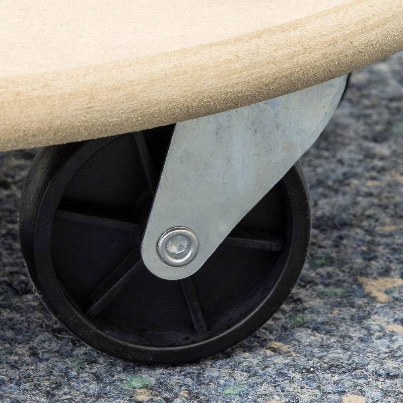 Eine schwarze Rolle mit einem Metallhalter ist unter einem Möbelstück an einem blauen Teppich befestigt.