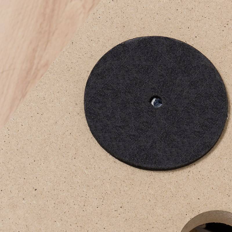 Runde Filzscheibe, montiert auf einer glatten Holzoberfläche, durch eine Schraube in der Mitte befestigt.