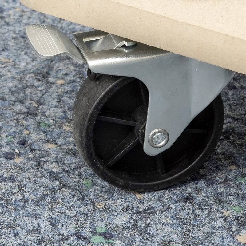 Nahaufnahme eines Stuhlrads auf blauem Teppichboden. Das Rad ist schwarz mit einem silbernen Metallrahmen und einem Feststeller.