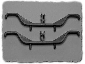 Zwei schwarze Metallhalterungen mit Haken an den Enden, horizontal ausgerichtet auf grauem Hintergrund.