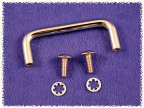 Metallgriff mit zwei Schrauben und Unterlegscheiben auf blauem Hintergrund.