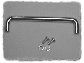 Metallischer Griff mit zwei Schrauben und Unterlegscheiben auf grauem Hintergrund.