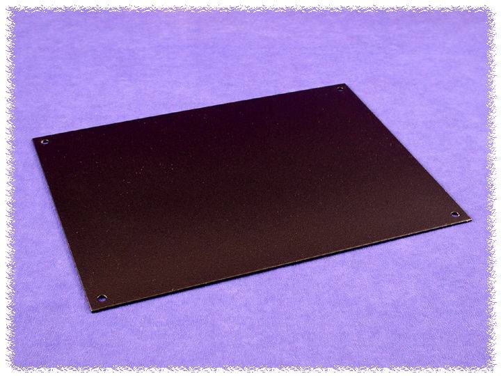 Rechteckige schwarze Platte auf lila Hintergrund, schräg von oben fotografiert.