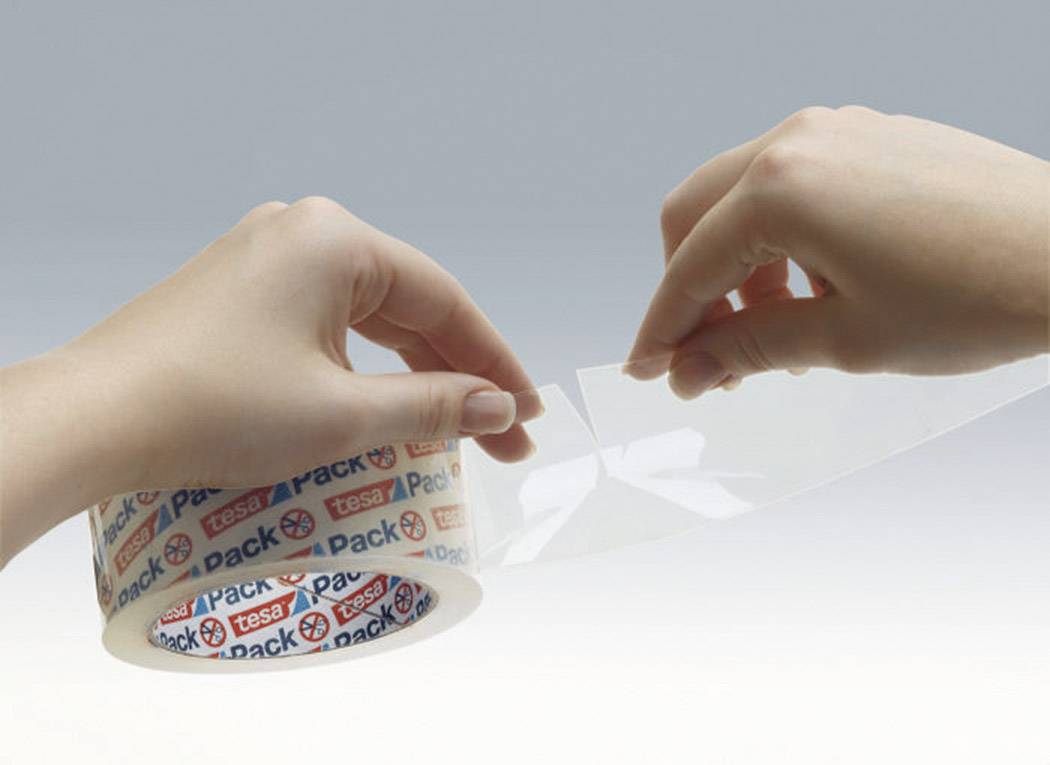 Zwei Hände, die ein Stück klares Verpackungsband von einer Rolle abziehen. Die Rolle trägt das Markenzeichen 'Tesa'.