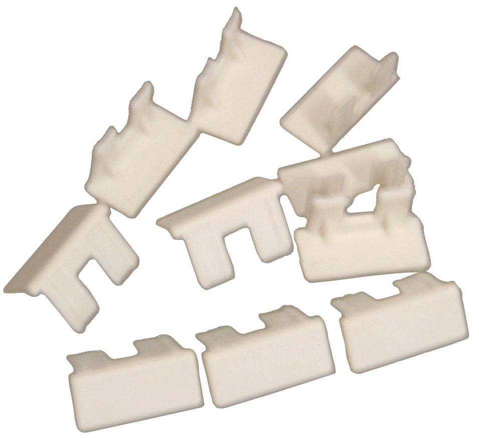 Acht weiße Kunststoffclips in verschiedenen Winkeln angeordnet, vermutlich zur Befestigung oder Montage von Leisten oder Paneelen.