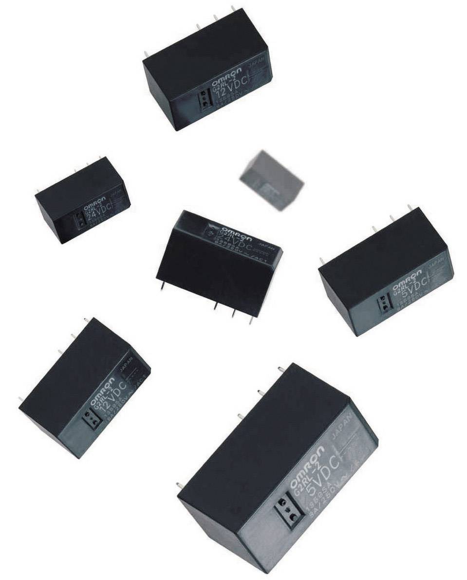 Verschiedene elektronische Relaismodule von OMRON, in unterschiedlichen Größen und Winkeln dargestellt, mit der Aufschrift '5VDC'.