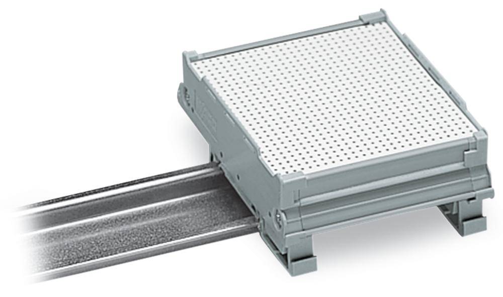 Ein graues, quadratisches Metallgerät ist auf einer horizontalen Schiene montiert. Es zeigt eine perforierte Oberfläche.