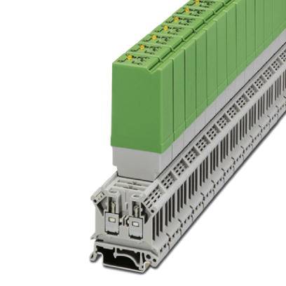 Mehrere grüne Relaismodule in einer Reihe auf einer grauen DIN-Schiene montiert, geeignet für industrielle Steuerungsanwendungen.