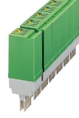 Mehrere grüne elektronische Module mit Steckverbindungen auf der Unterseite sind in einer Reihe angeordnet. Sie sind für industrielle Anwendungen geeignet.