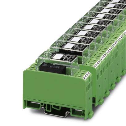 Reihe von grünen, elektronischen Steuergeräten mit schwarzen Displays auf einer Metallleiste montiert. Genutzt für industrielle Anwendungen.