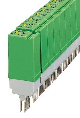 Eine grüne Steckverbindungskomponente mit mehreren Pins, die für den elektrischen Anschluss in Schaltschränken verwendet wird.