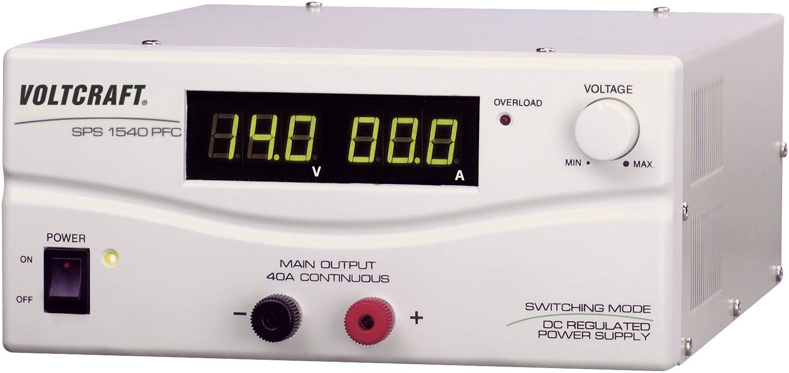 Eine geregelte Stromversorgung von Voltcraft zeigt eine Spannung von 14,0 Volt und 0,0 Ampere auf der digitalen Anzeige. Schalter ist auf 'Power On'.