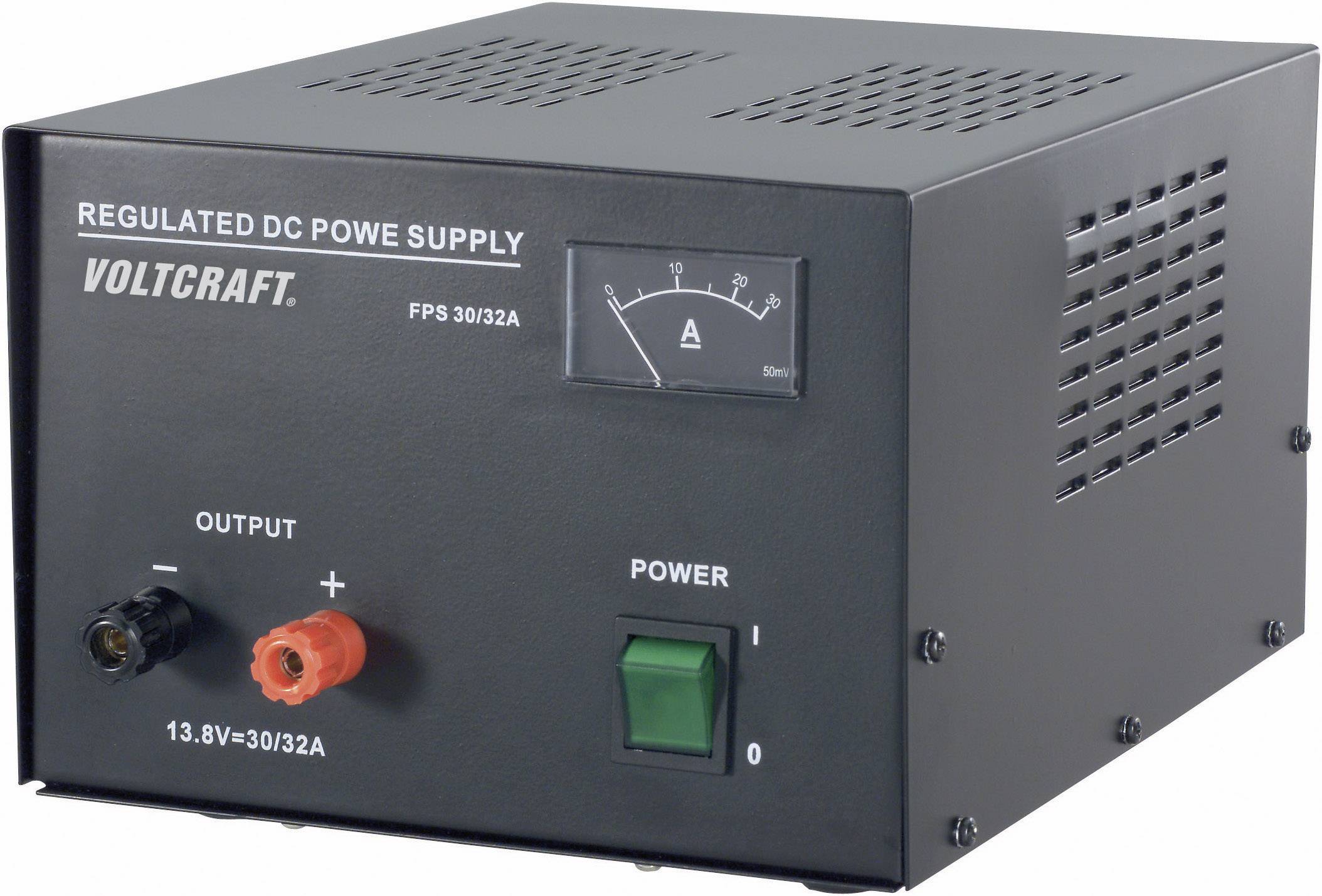Ein regelbares Gleichstromnetzteil von Voltcraft, Modell FPS 30/32A, mit Anzeigeinstrument, mehreren Anschlüssen und Netzschalter.