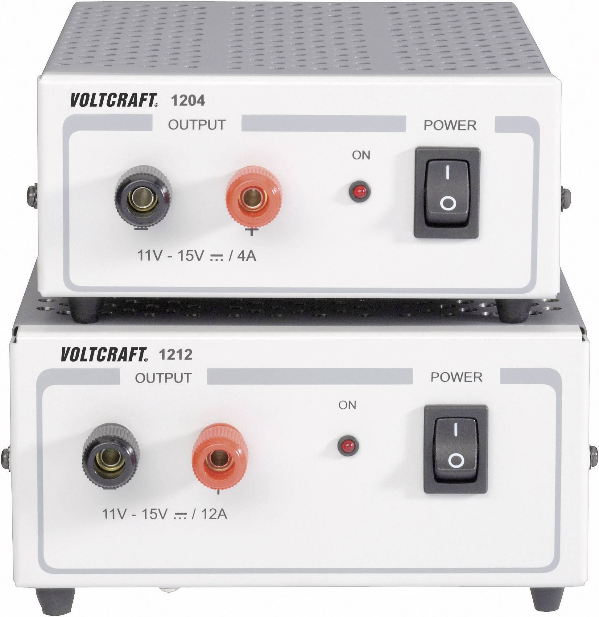 Zwei übereinander gestapelte Netzgeräte der Marke Voltcraft. Das obere zeigt '1204' mit 11V - 15V, 4A. Das untere zeigt '1212' mit 11V - 15V, 12A. Beide haben Ein-/Ausschalter und Anschlüsse.