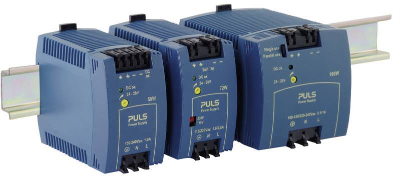 Drei blaue Netzteile von PULS auf einer Hutschiene montiert. Links 50W, Mitte 72W, rechts 100W. Sie versorgen Geräte mit Strom.