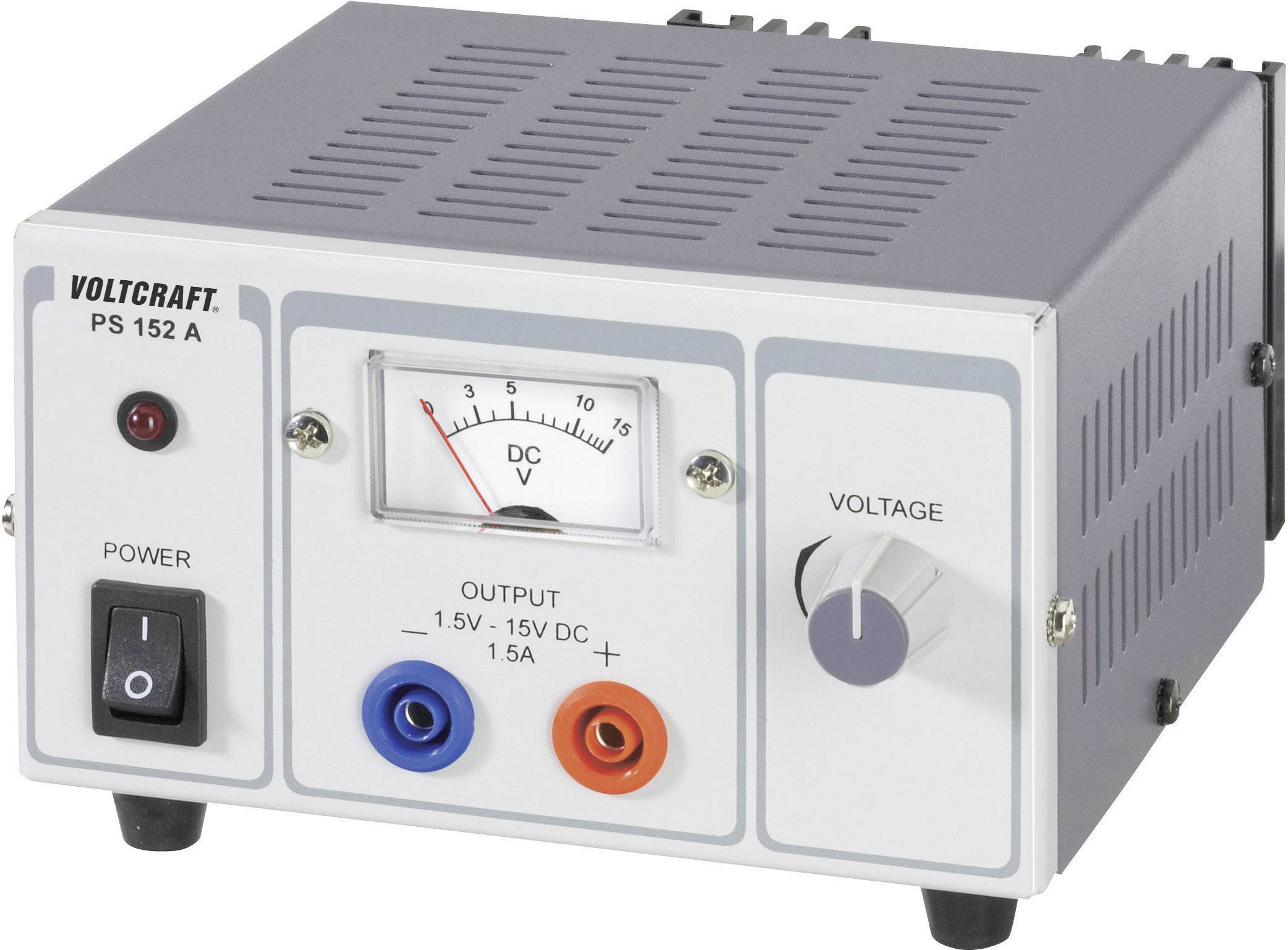 Labornetzgerät mit analogem Voltmeter, Spannungsschalter und Ein-/Ausschalter. Ausgabe: 1,5-15V DC, 1,5A. Marke: Voltcraft PS 152 A.