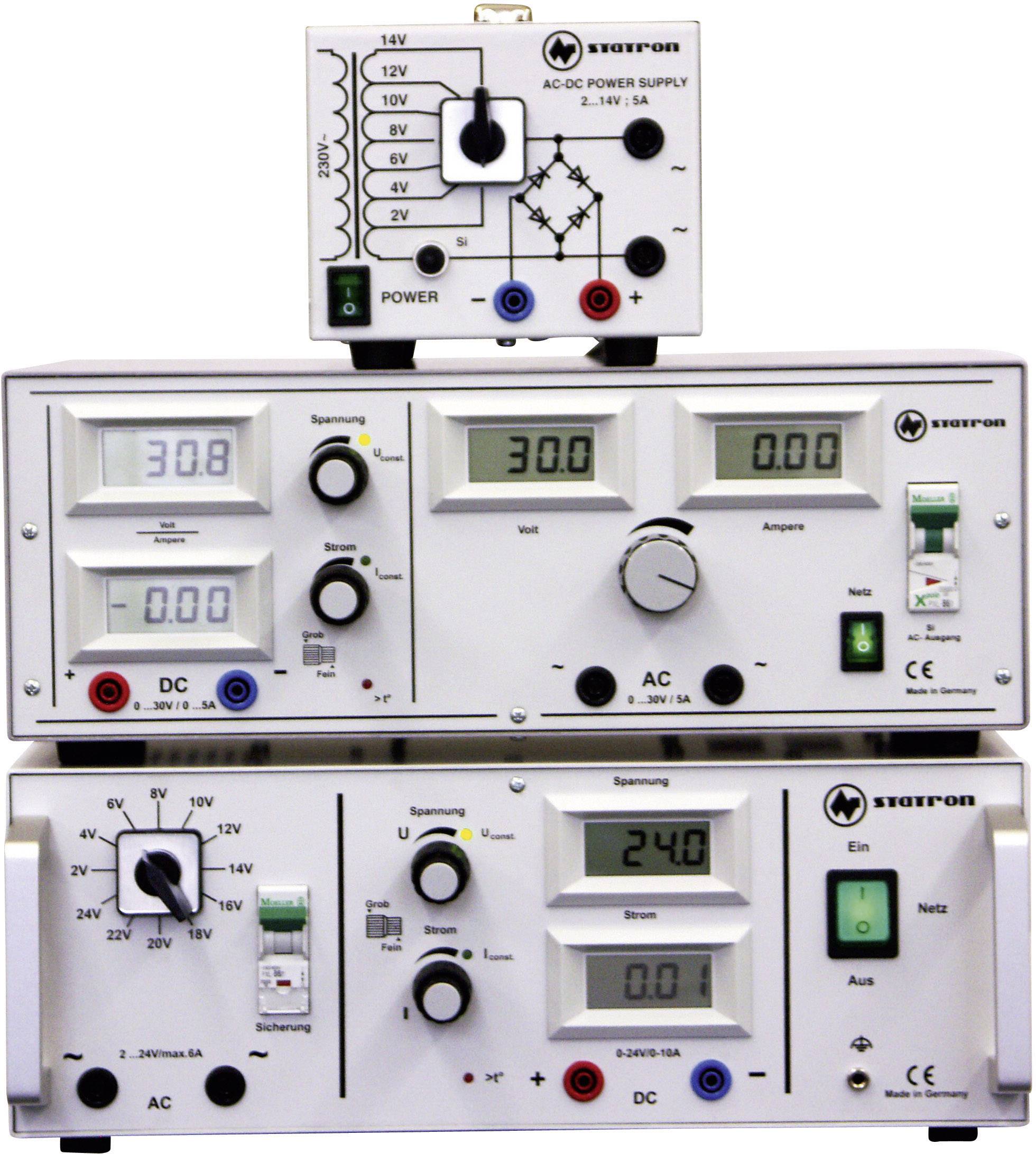 Drei elektronische Geräte zur Spannungs- und Stromversorgung, mit Digitalanzeigen für Volt und Amperes, Einstellungsknöpfen und Netzschaltern.