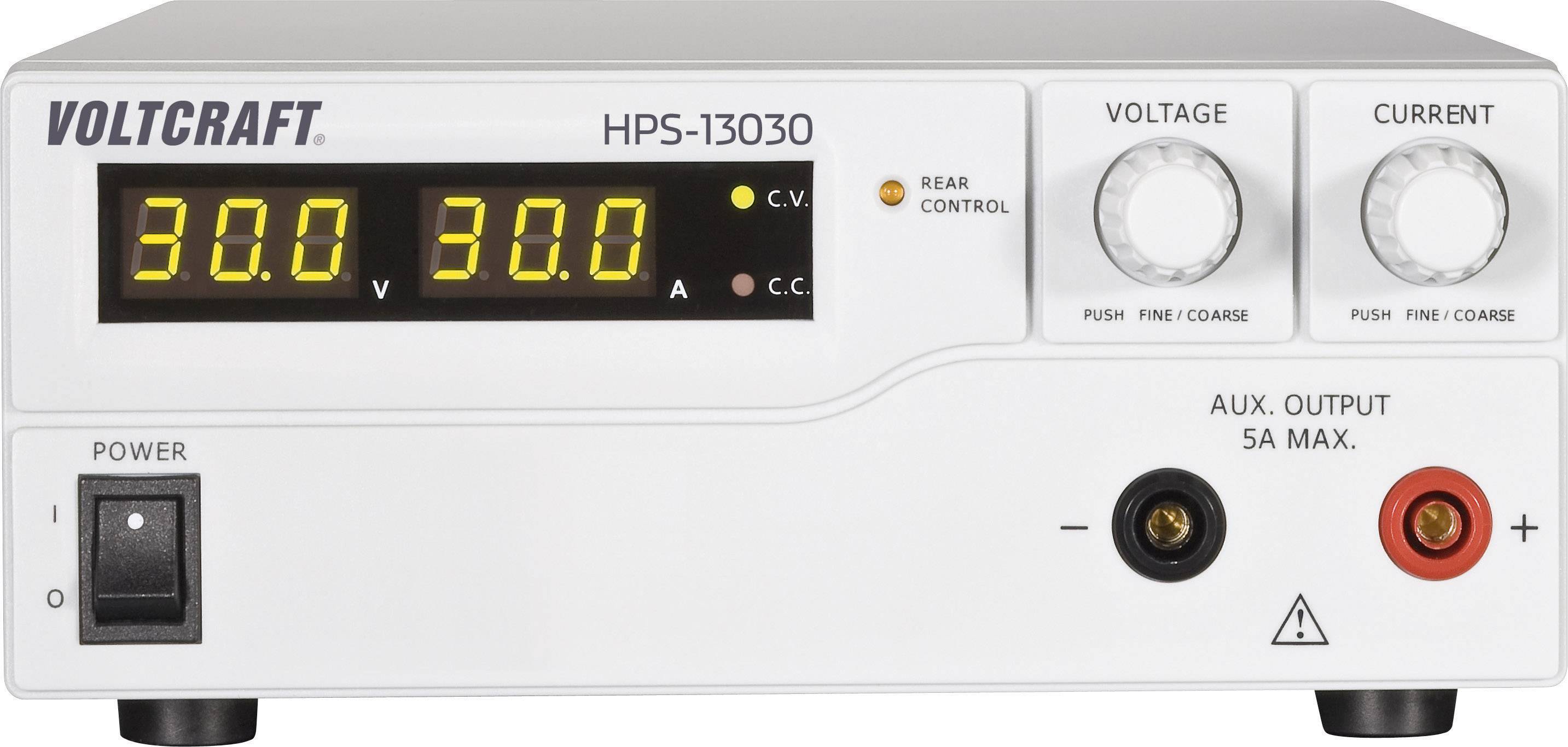 Das Bild zeigt ein VOLTCRAFT HPS-13030 Netzteil mit Anzeigen für Spannung und Stromstärke sowie Anschlüssen für Ausgangsleistung.