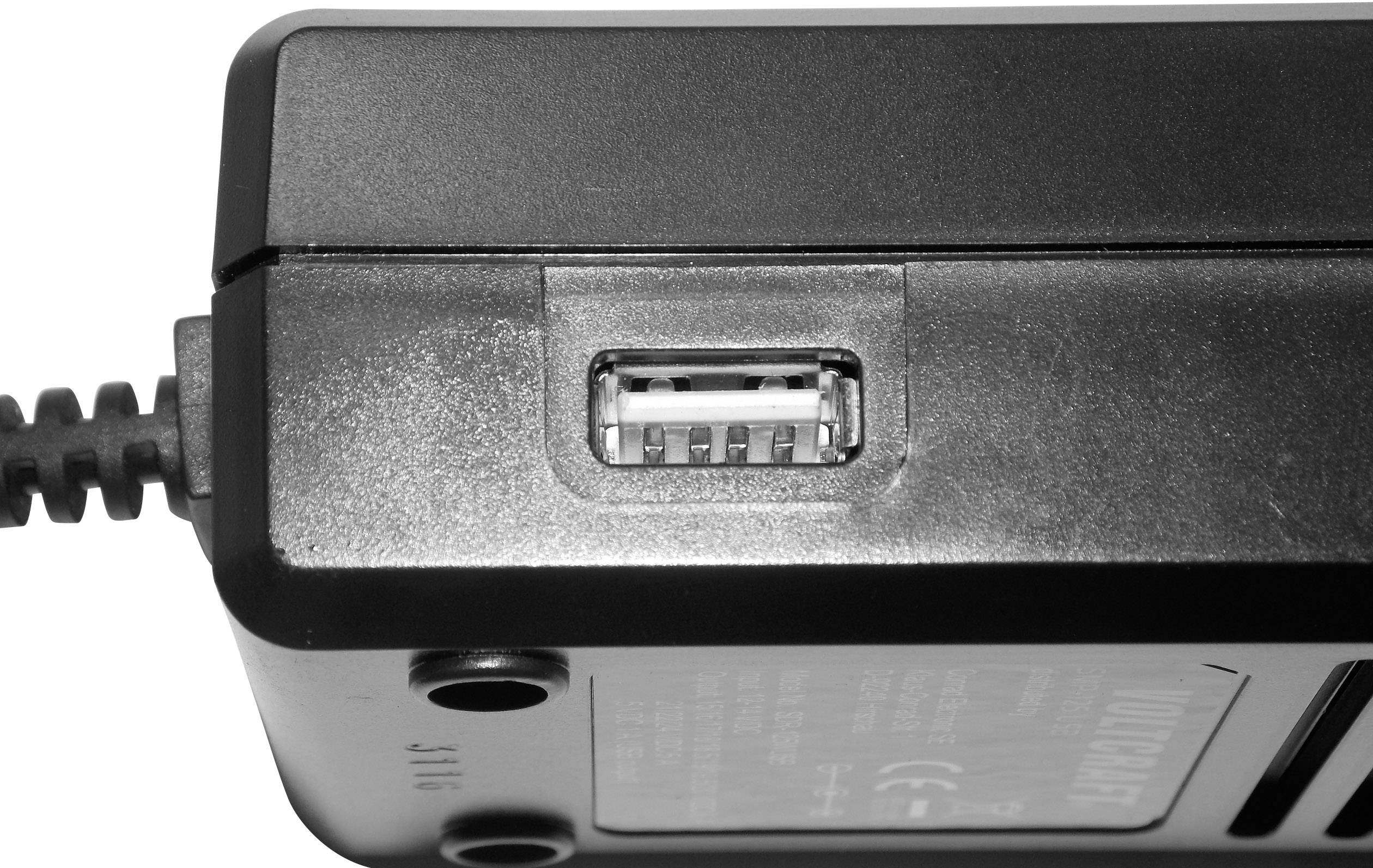 Nahaufnahme eines rechteckigen Ladegeräts mit USB-Anschluss an der Seite, schwarzes Gehäuse.