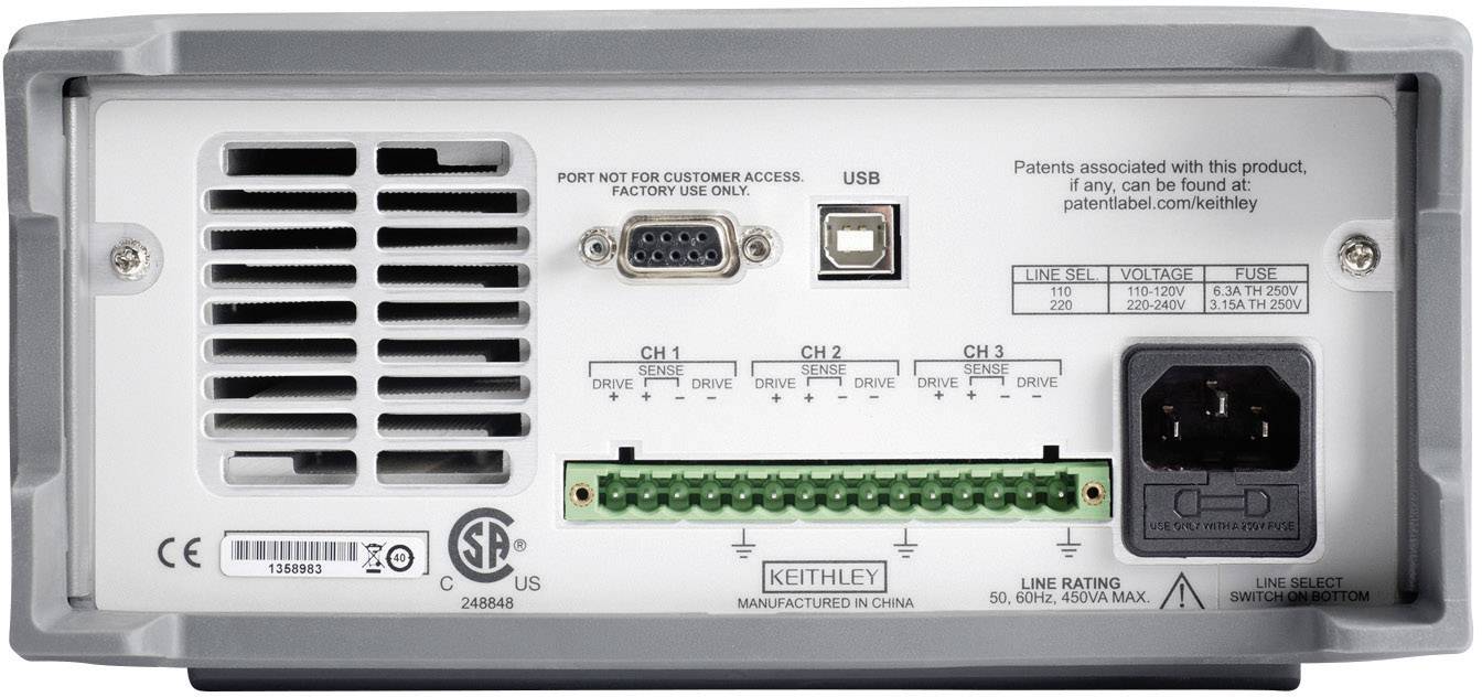 Rückseite eines elektrischen Geräts mit Lüftungsschlitzen, USB-Anschluss, RS232-Port, Anschlussklemmen und Stromanschluss.