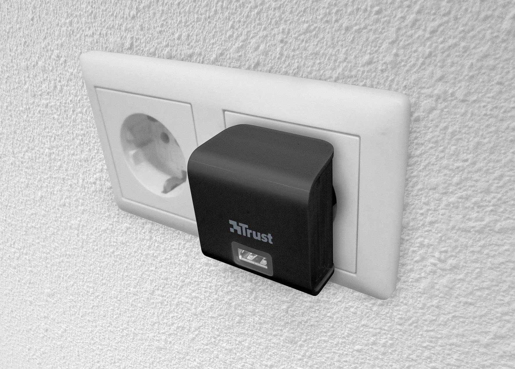 Trust Wall Charger with USB port - 12W USB Ladegerät USB Schwarz Steckdose